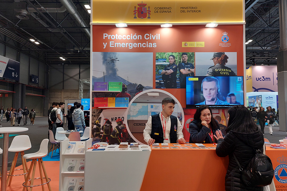 Estand de Protección Civil en AULA 2025